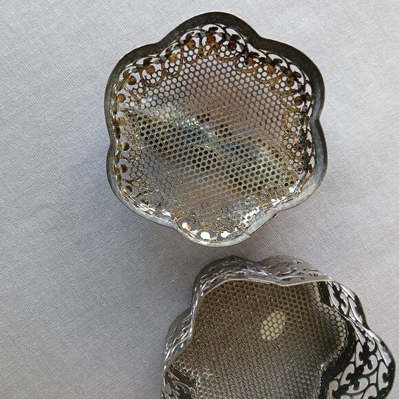 Vintage Filigree Metal Flower Top Box 2.5" diameter jewelry potpourri storage - Picture 4 of 10